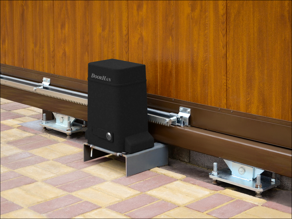 Установленные приводы DoorHan Sliding на откатных воротах, фото 1