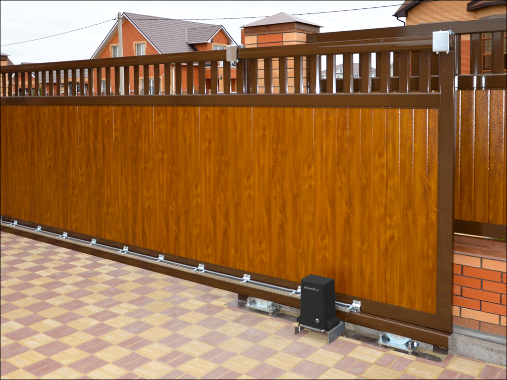 Установленные приводы DoorHan Sliding на откатных воротах, фото 3